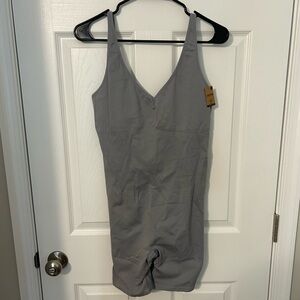NWT PINK Active 6”‎ seamless onesie, gray M
